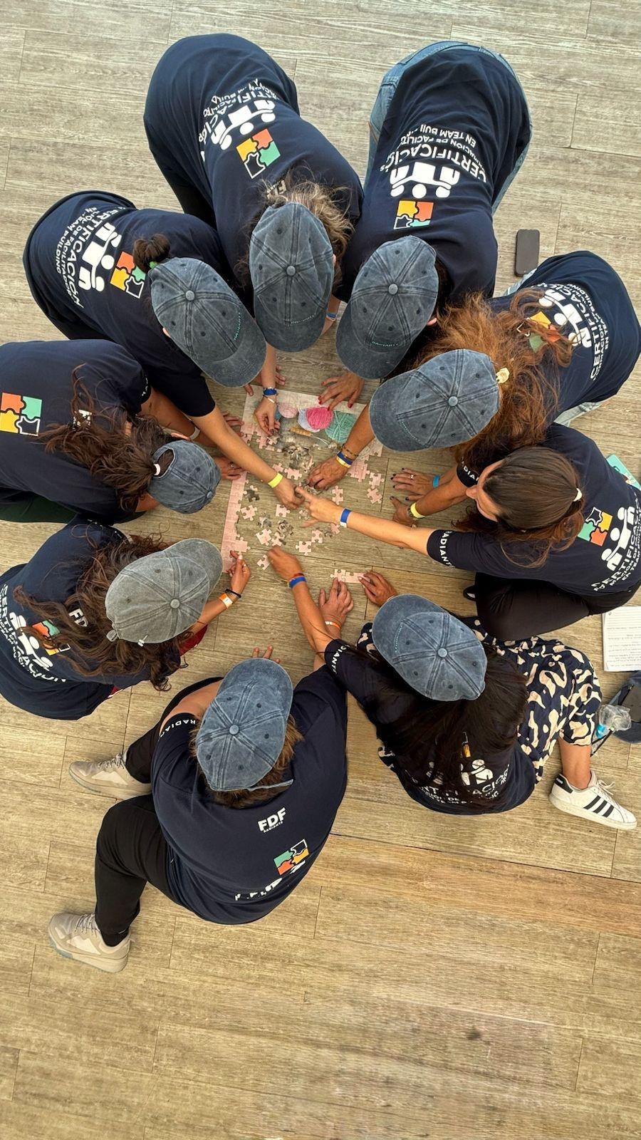 Equipo FDF en práctica vivencial — armado de puzzle colaborativo